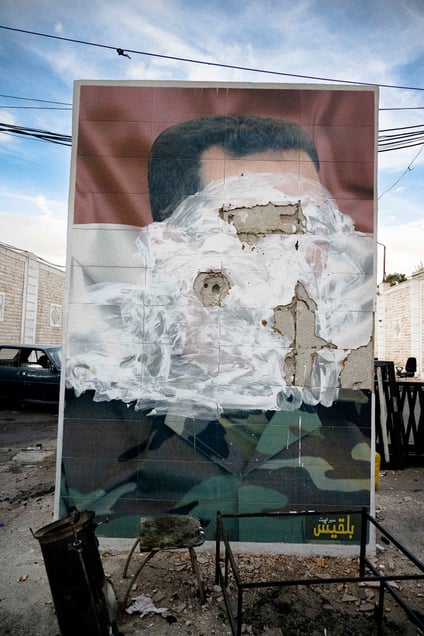 Rue / Damas / Syrie 
comme tous les portraits de Bachar al hassad trônant sous l'ancien régime celui ci est détruit, repeint et a servi de cible.