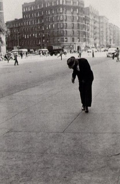 New York, circa 1940, © Helen Levitt. Courtesy Laurence Miller Gallery and/or powerHouse Books.