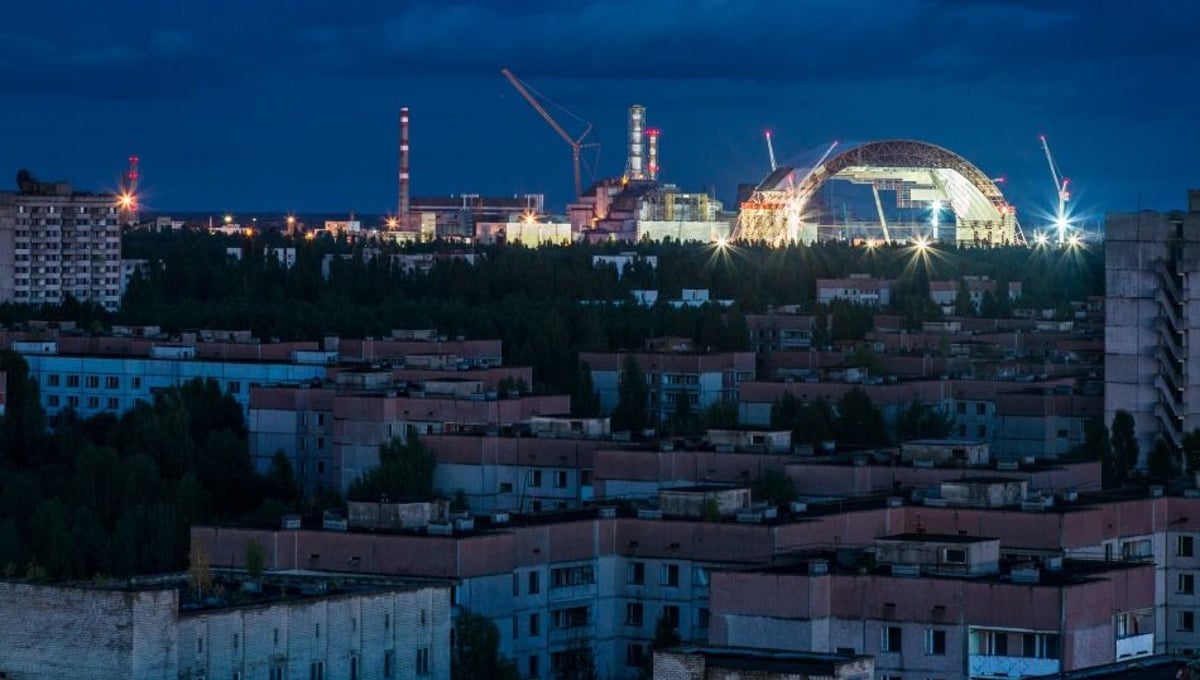 < [Chernobyl Nuclear Power Plant, Ukraine, 2013] The first section of the New Safe Confinement.