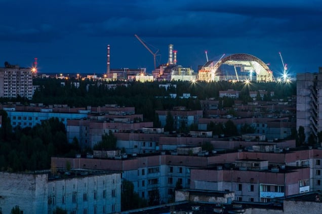 < [Chernobyl Nuclear Power Plant, Ukraine, 2013] The first section of the New Safe Confinement.
