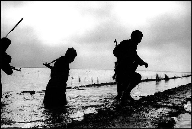 Iranian Basij members advancing as a reconnaissance unit to checknew Iraqi positions  1980
© Copyright 1979-2009 Alfred Yaghobzadeh. All rights reserved.
