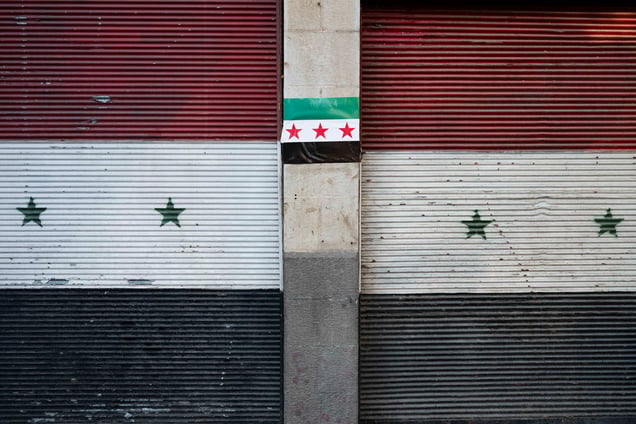Veille ville / Damas / Syrie 
Le passé et le présent s’affrontent en silence : l’ancien régime peint sur les murs, le nouveau collé sur le béton.