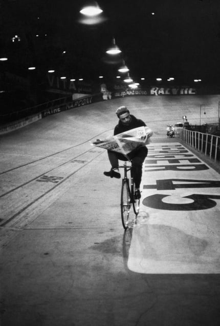 Course cycliste «Les 6 jours de Paris», ve?lo- drome, Paris, France, November 1957 © Henri Cartier-Bresson/Magnum Photos, courtesy Fondation Henri Cartier-Bresson