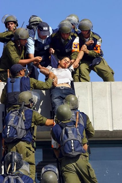 Homesh, Aug 05 - Israeli soldiers carefully lower dehydrated Jewish settler from barricaded rooftop © Natan Dvir