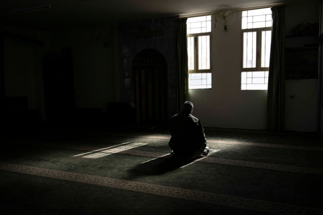 Chaque jour, avant l’arrivée des fidèles, cet imam s’agenouille seul face à la lumière, il prie pour que son pays sorte de la misère et retrouve la paix. Un rituel intime baigné par le soleil, entre foi et espérance.