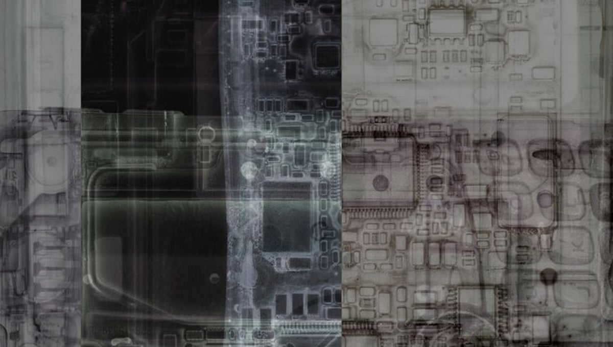 Traces its own limits and fashions its own image © Max de Esteban