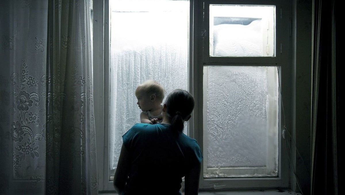 During a two-month period in the winter, the sun doesn’t rise above the horizon. This polar night means that the body is deprived of melatonin-giving light. This can lead to a loss of deep sleep, irritation, fatigue and depression. Most apartments in Norilsk are equipped with UV lamps to simulate natural light. © Elena Chernyshova