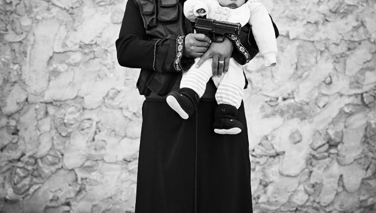 Fadwa, 20 years old, widow with 3 children: "My husband died on the front lines, I will die on the front lines, may God help us." © Sebastiano Tomada