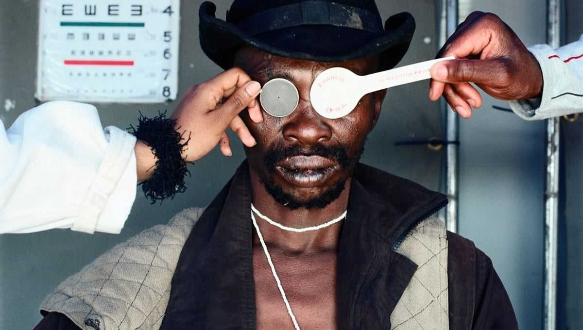 Joseph Dlamini (Eye test), Matsho Tsmombeni squatter camp, 2012 © Mikhael Subotzky, courtesy of Huis Marseille