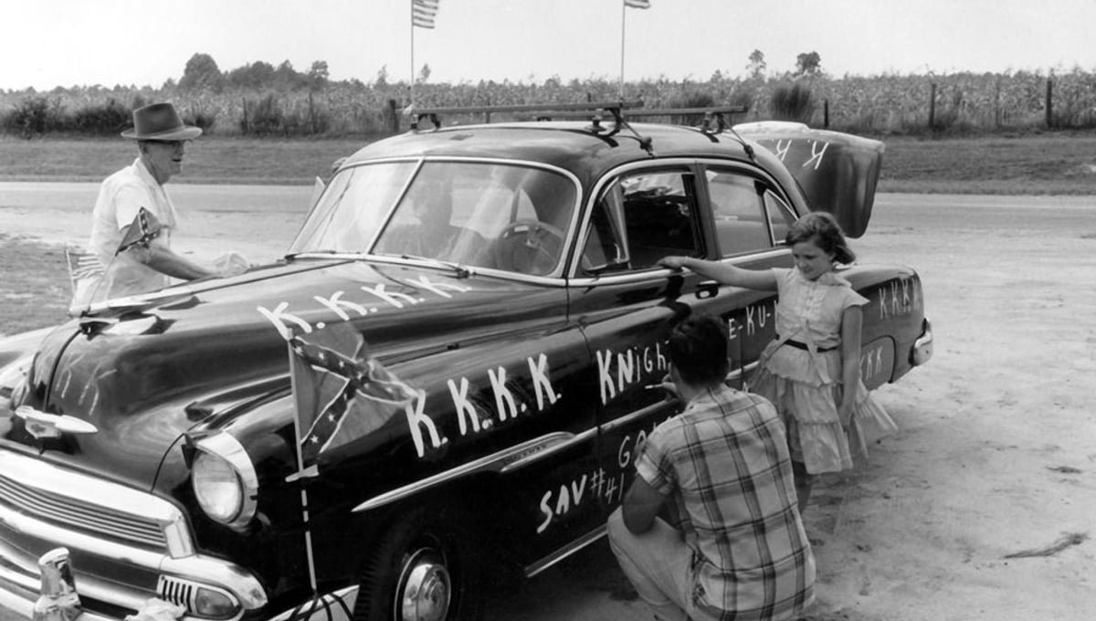 Family Decorating Cars, Pooler, Georgia, 1957 © Frederick C. Baldwin