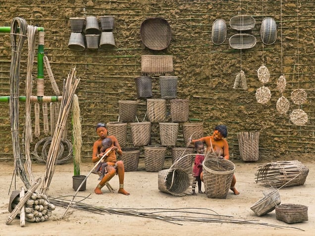 © Patrick Willocq - Walé Mpia and Oyombé, basketry veawing. The Walé ritual imposes various taboos on the young mother, such as going to the fields, preparing or serving food, leaving her plenty of time to pamper herself and her child. The only authorized work is traditional basketry weaving