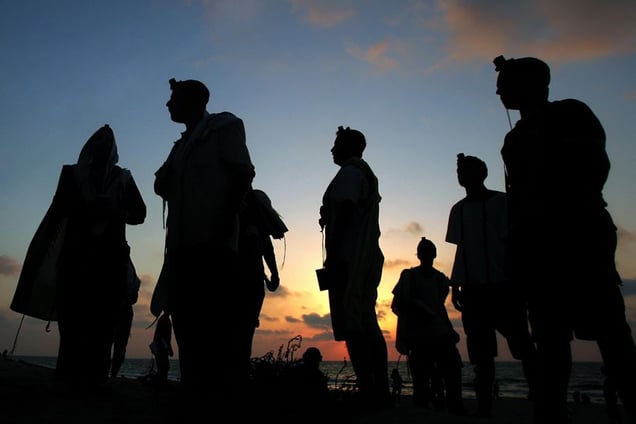 Shirat Hayam, Aug 05 - Jewish settlers during evening prayer at the beach on 9th of Av © Natan Dvir