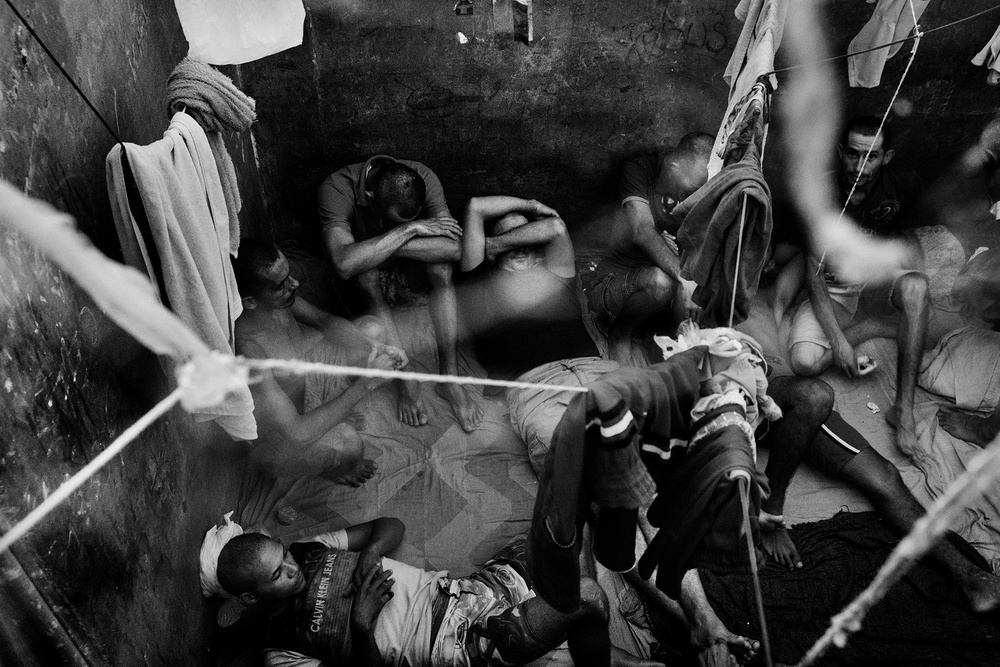 希少　Representing Convicts Ta Cheio: It's Too Full - Photographs and text by Tommaso Protti