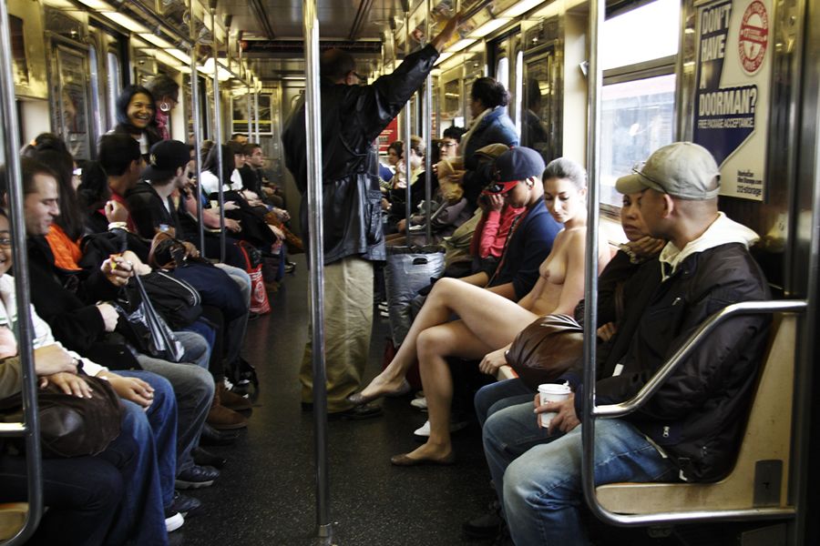 Nue York: Self-Portraits of a Bare Urban Citizen