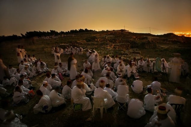 Samaritan pilgrims on Mt. Grizim before dawn © Natan Dvir