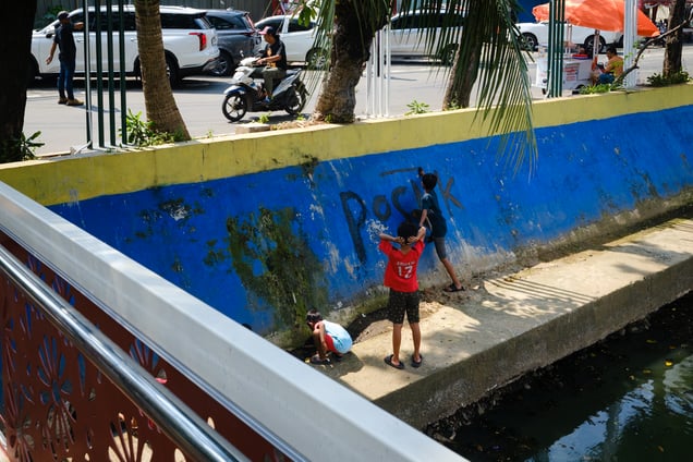 Signatures by the Canal