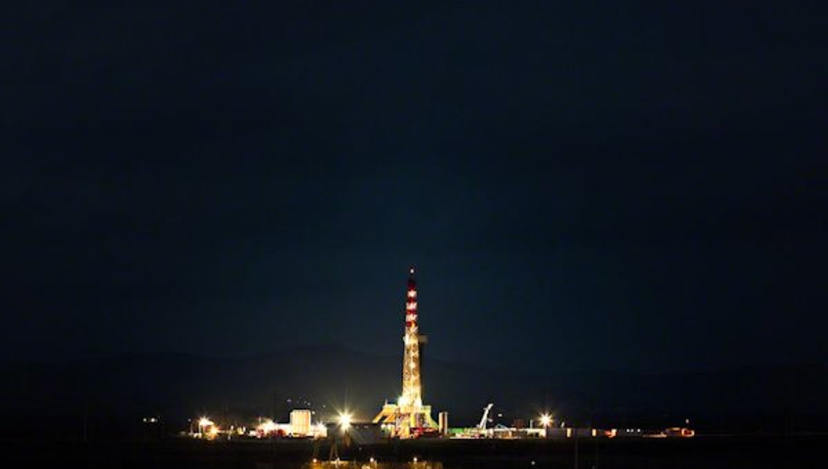 Elements of the countryside surrounding the US Navy Housing Settlements in South-east Sicily  Oil extraction facility © Massimo Cristaldi, Insulae