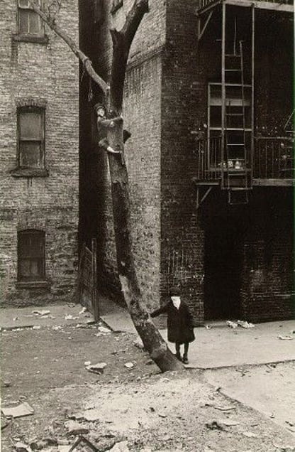 New York, circa 1938, © Helen Levitt. Courtesy Laurence Miller Gallery and/or powerHouse Books.