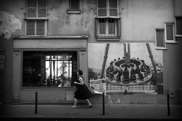 Paris metro parmentier. Catalina martin chico 's photo of young women in a luna park in Sana'a . © Pierre Terdjman