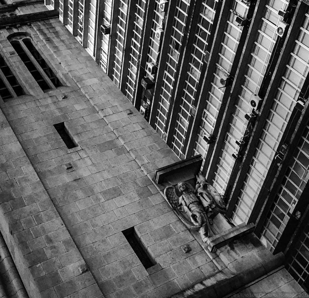 {Des}Humani Corporis Fabrica