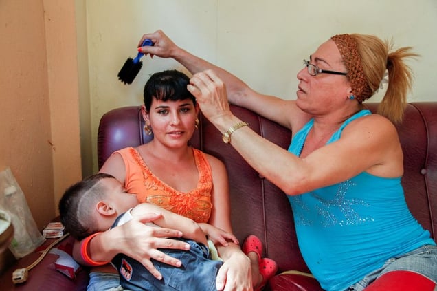 Sissi, hairdresser, with her neice, Cienfuegos © Mariette Allen