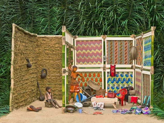 © Patrick Willocq - Walé Lokito and her belongings. « Ensansa : lòné bóbùlú njôla, lòné bóbùlú njôlùka bìòmba ».Song: I leave this room, this room I look for belongings.