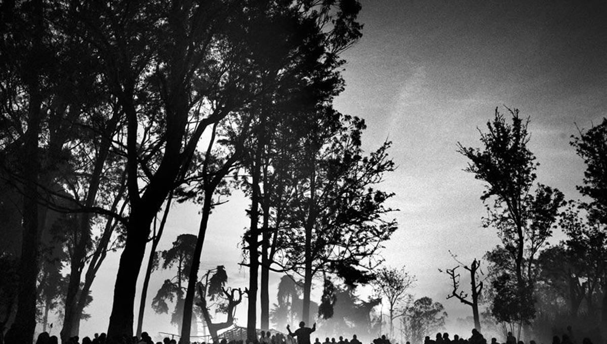 An early-morning religious service in the Gety displaced camp, just days before the historic 2006 elections.