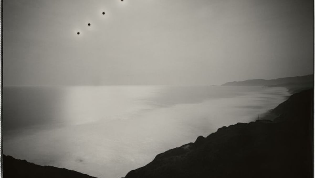 Sunburned GSP#201 (Pacific Ocean / Expanding), 2008
Unique gelatin silver paper negative. 14 x 11 inches. © Chris McCaw