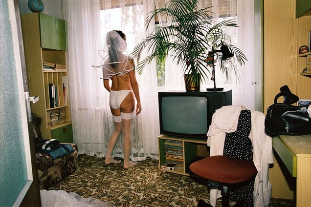 Zuzana is awaiting the groom. Pezinok, 2004. © Andrej Balco