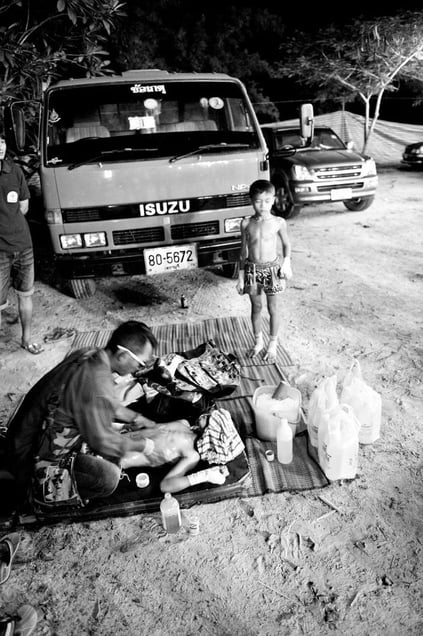 The coach prepares a young boxer for the next fight. © Sandra Hoyn