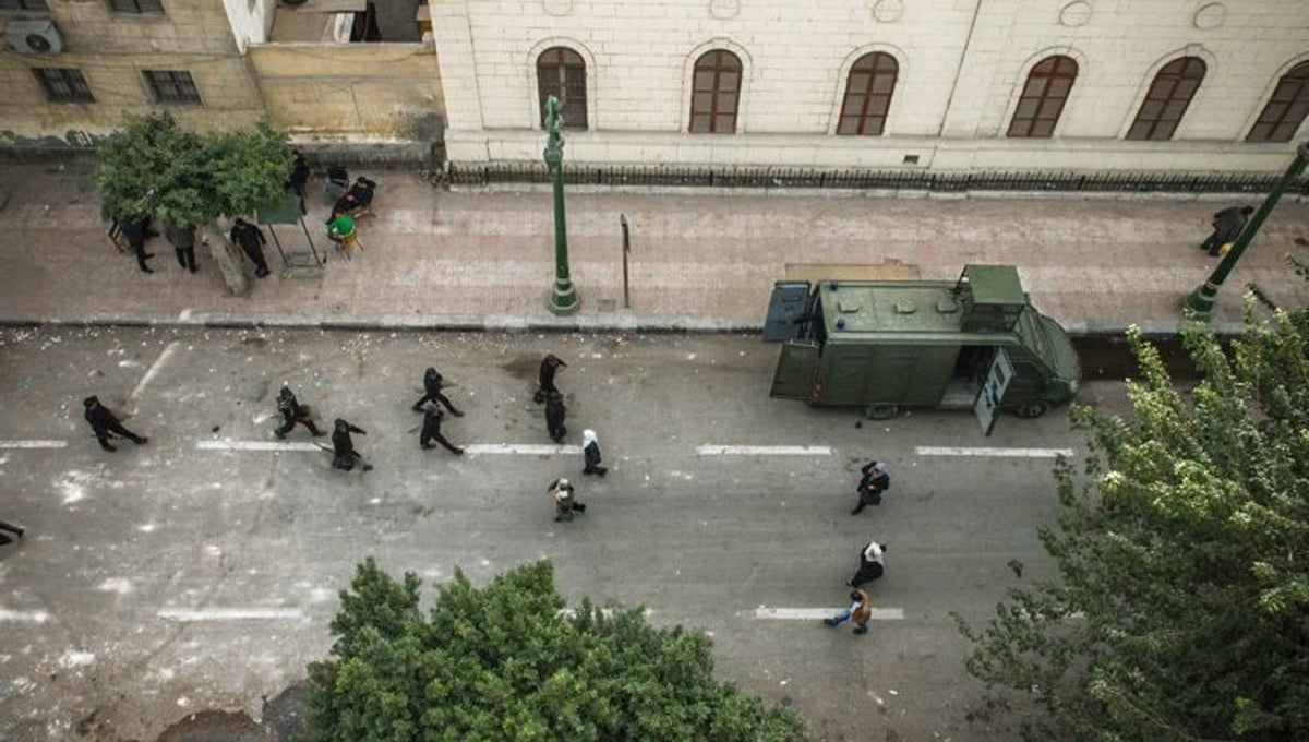 Soldiers on el Shaikh Rihan, in the "red zone" protected by wall and police, the day after the clashes near the école française on January 26. The Police control protesters from the top of the roofs of the buildings with stone throwing and tear gas.   © Domenico D'Alessandro