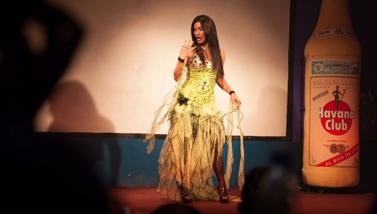Performer at the Las Vegas Club, Havana © Mariette Allen