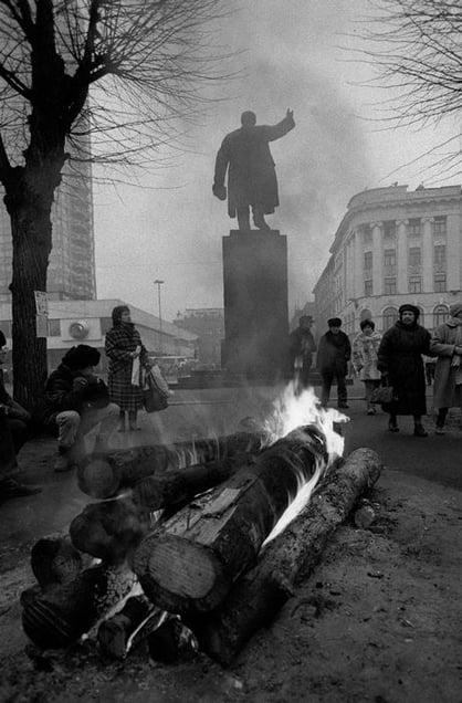 January 1991. Latvian people on the streets safeguard the new government and make fire near the soviet symbol of Lenins monument. © Janis Knakis (Latvia), from the exhibition Transition.  Courtesy of the Noorderlicht Photofestival 2008.