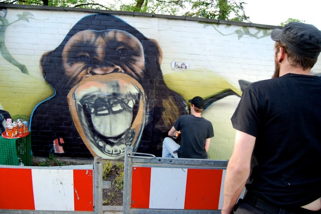 "GAWKING CITY APES" or "WELCOME TO THE RED AND WHITE DISTRICT!"GAFFENDE STADTAFFEN" oder "WILLOMMEN IM ROT UND WEIß BEZIRK"!"