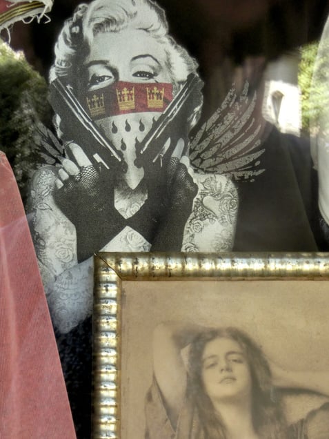 "TAUSENDE TRÄNENREICHE JUNGFRAUEN" "THOUSANDS OF TEARFUL VIRGINS"