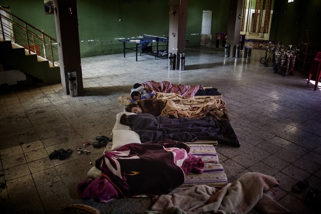 A group of displaced men from Al Anbar and Syria sleep on the floor at the Gazino cafe, where they all work as waiters. 04/06/2014. Shaqlawa, Iraq.