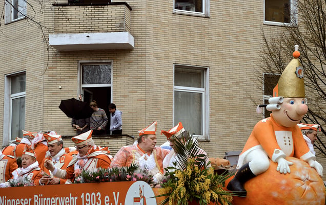 "ORANGE ALERT!" "ORANGENHAUTALARM!"