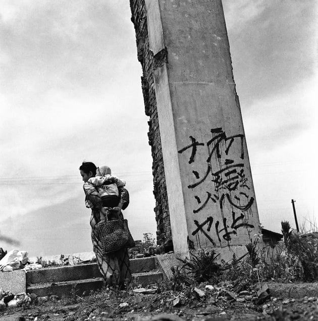 Tadahiko Hayashi, Mère et son enfant, Takadanobaba, 1947 © Tadahiko Hayashi Estate / Courtesy of Studio Equis