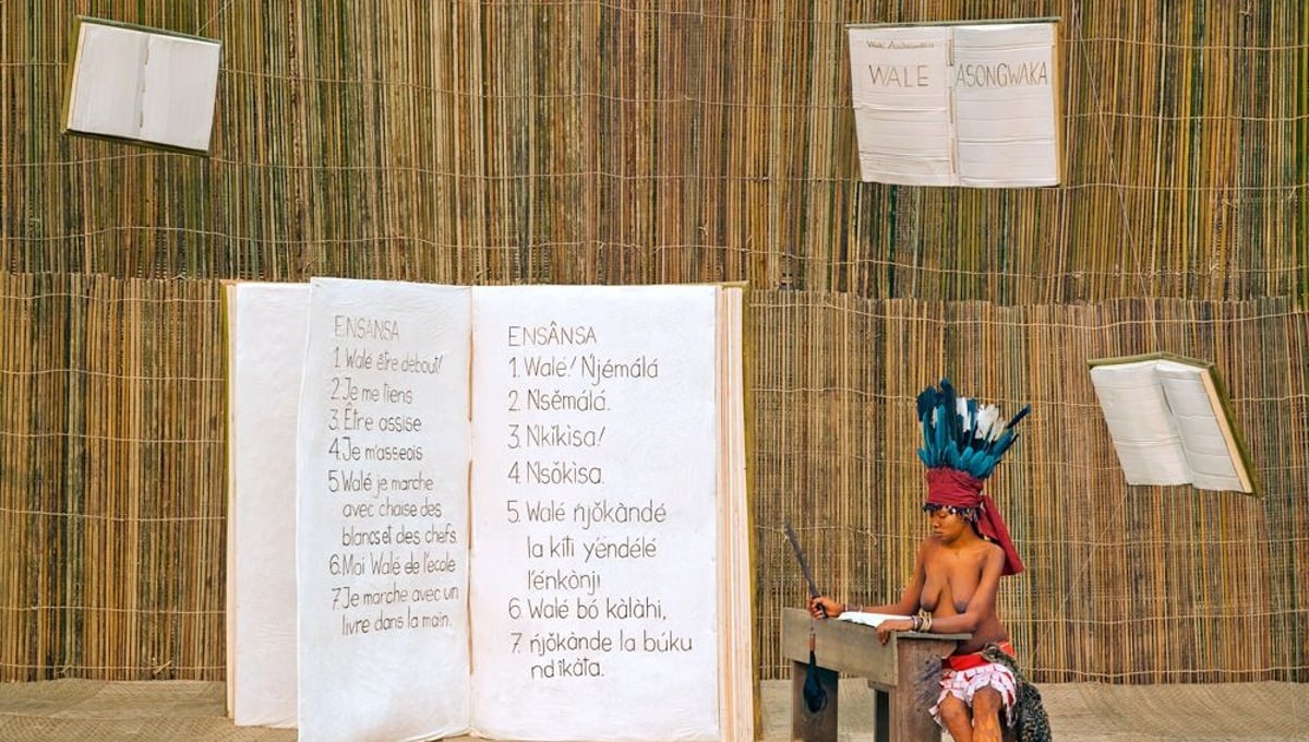 © Patrick Willocq - Walé Asongwaka, educated walé. « Ensansa : Walé Njémálá ! nsêmálá, Nkîkìsa ! nsôkìsa, Walé njôkàndé la kíti yéndélé l’énkònji, Walé bó kàlàhi, njôkàndé la búku ndîkàta ».Song: Walé stand! I stand, be seated! I sit, Walé I walk with chair of white people and chiefs, I Walé of school, I walk with book in hand.