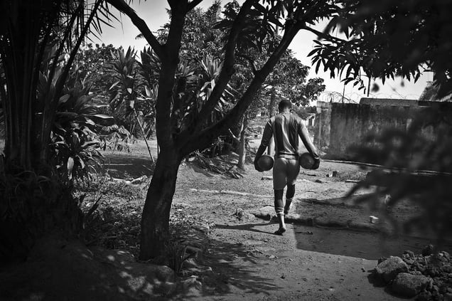 Erison Turây walks to the football pitch to practice with the Ebola SurvivorsSoccer Club. Kenema, Sierra Leone, 21 April 2015.
