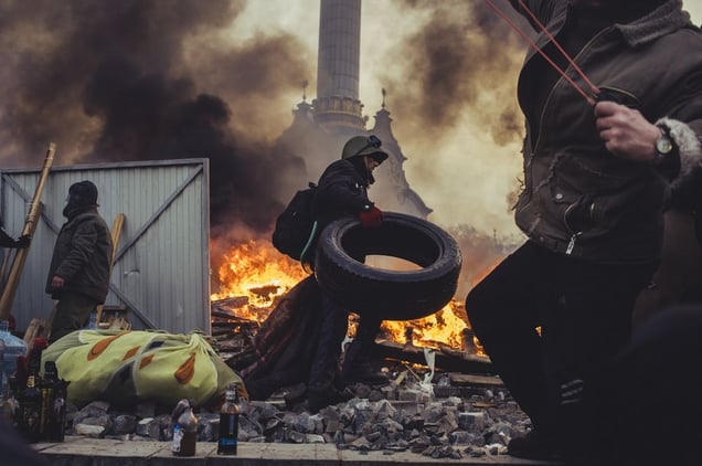Protestors hold the line at Madan and build new barricades. Kiev, Feb. 19, 2014.