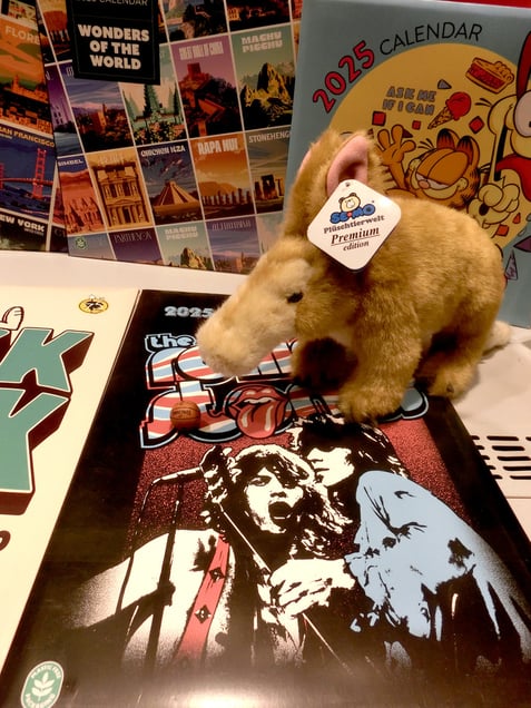 "STUFFED ANIMAL SPACE INVADERS" or "THE MATRIX OF MADNESS ON A TRAUMATIZED STUFFED ANIMAL PLANET" "KOLLEKTIVES IRRESEIN AUF EINEM TRAUMATISIERTEN STOFFTIERPLANETEN"