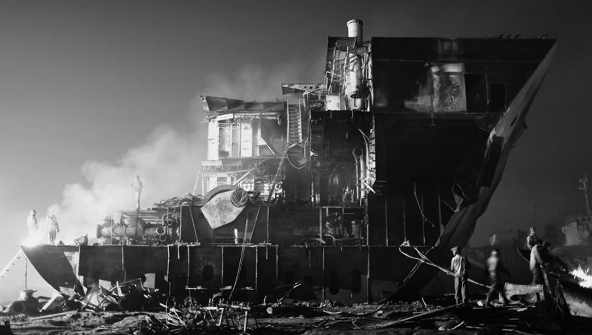 Workers deal daily with highly toxic materials. Contact with these materials alone can be very harmful to health, but when they are burned (on purpose or indirectly, through the heat generated by the blowtorches), the effect is devastating.  Asbestos, heavy metals (in paints, coatings and anodes) and persistent organic pollutants found in chemicals are some of these materials. © Pierre Torset