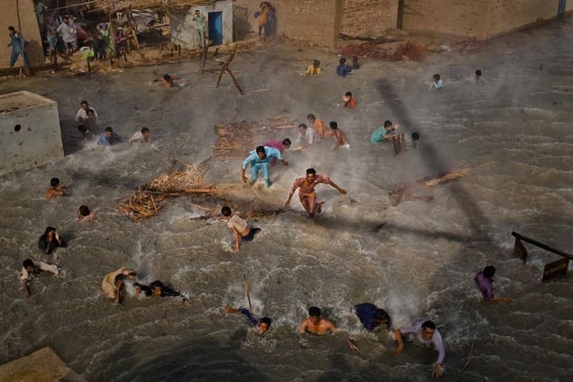 1st Prize People In The News Stories © Daniel Berehulak, Australia, Getty Images. Pakistan floods, August-September: Flood victims scramble for food as they battle the downwash from a Pakistan army helicopter during relief operations, Dadu, Pakistan, 13 September.