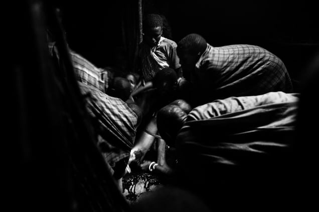 Six women were holding Nasirian because she was moving out of pain. © Meeri Koutaniemi