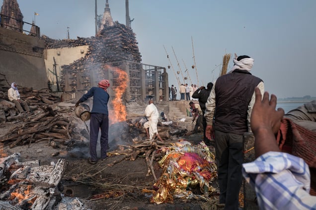 A group of Untouchables proceed to the next cremation. Approximately 250 to 300 Kg are needed, the quality of the wood depending on the cast the deceased belonged to.