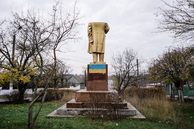 A decapitated Lenin statue in Chabo, a small town outside of Odessa. 21 November 2015 © Niels Ackermann / Lundi13