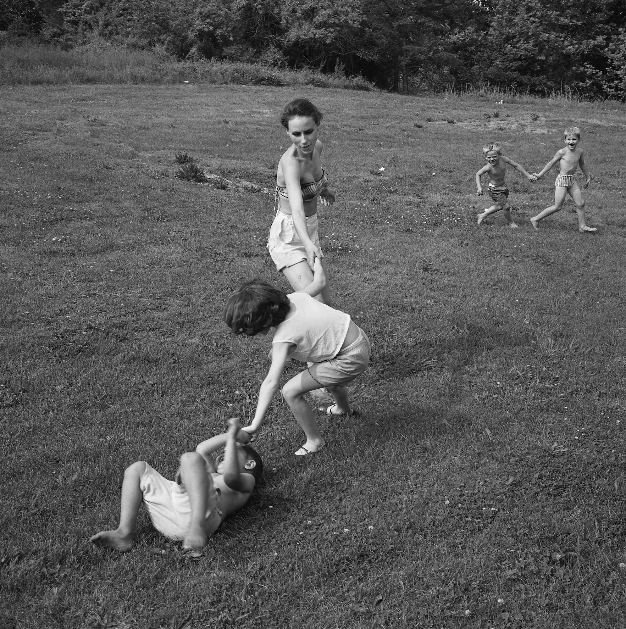 “Crack the Whip,” Danville, Virginia, 1966 © Emmet Gowin, courtesy Pace Gallery