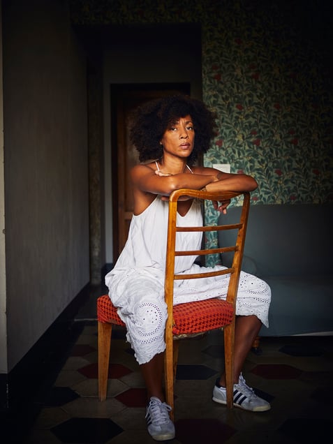 Antonella Bundu, fifty years old and, sister of the known boxer Leonard; is a civil rights activist as well as having been a mayoral candidate for the city of Florence in the May 2019 elections. Antonella was born in Florence, after her father had moved there, from Sierra Leon, to study architecture and ultimately meet a local Italian women that would become his wife and the mother of his children. As a child Antonella lives between Italy, Sierra Leon and, Liverpool. In the latter, she settles for a few years and develops her passion for political activism. Then in 1989, she returns to Florence and studies to become an interpreter meanwhile dedicating her-self to activism. When asked to describe her-self Antonella answers: “I am a Florentine liberal black woman.”