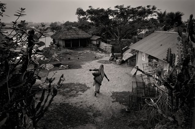 The woman's day is principally organized around the task of providing water. Bolabaria, Satkhira. © Munem Wasif/VU'